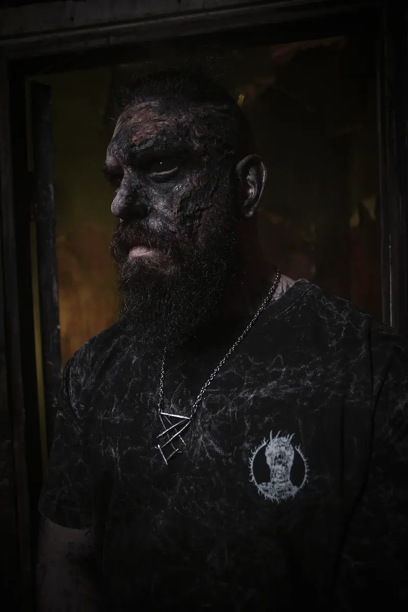 Всенижний - чёрный мрамор