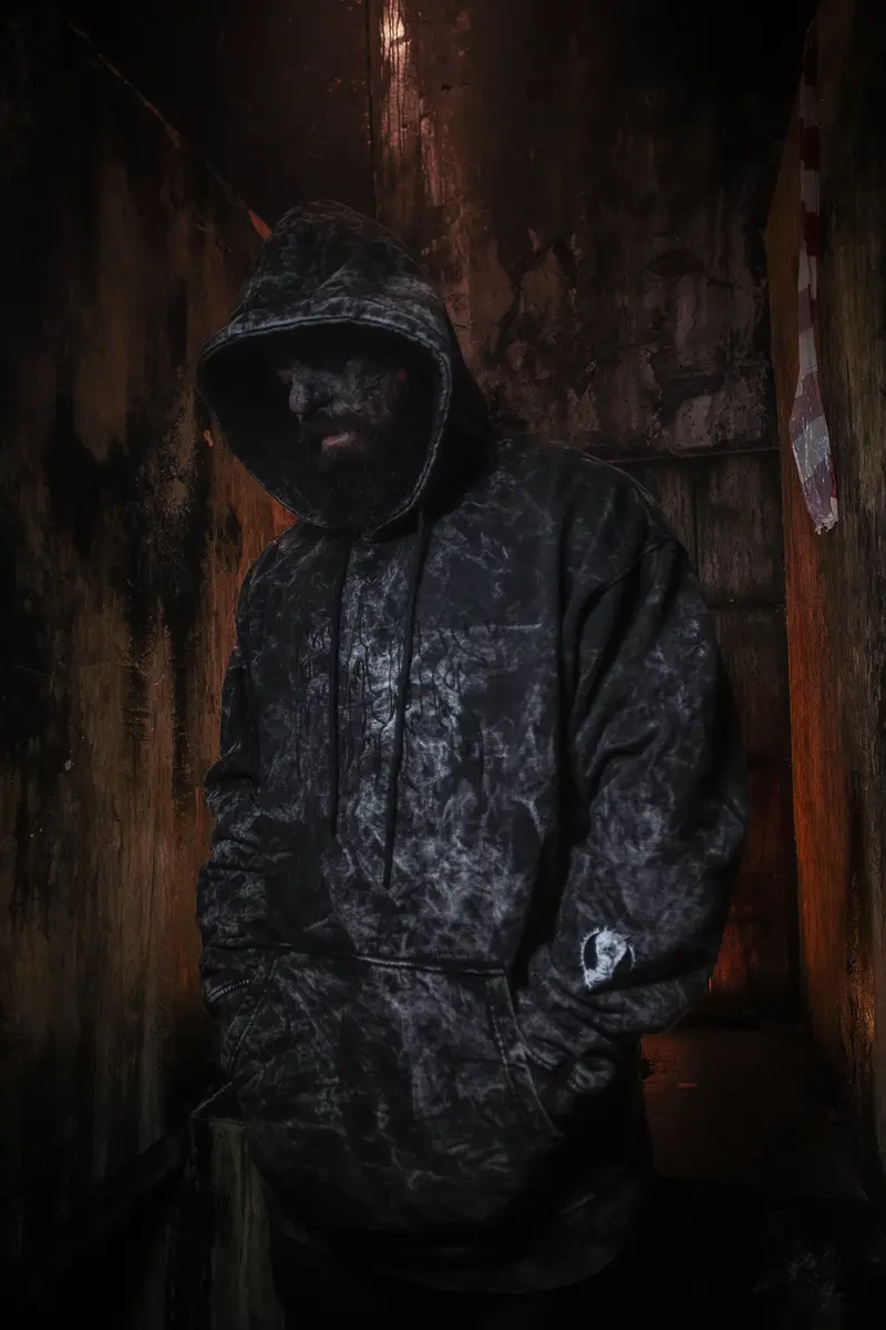 Чёрный мрамор с вышивкой