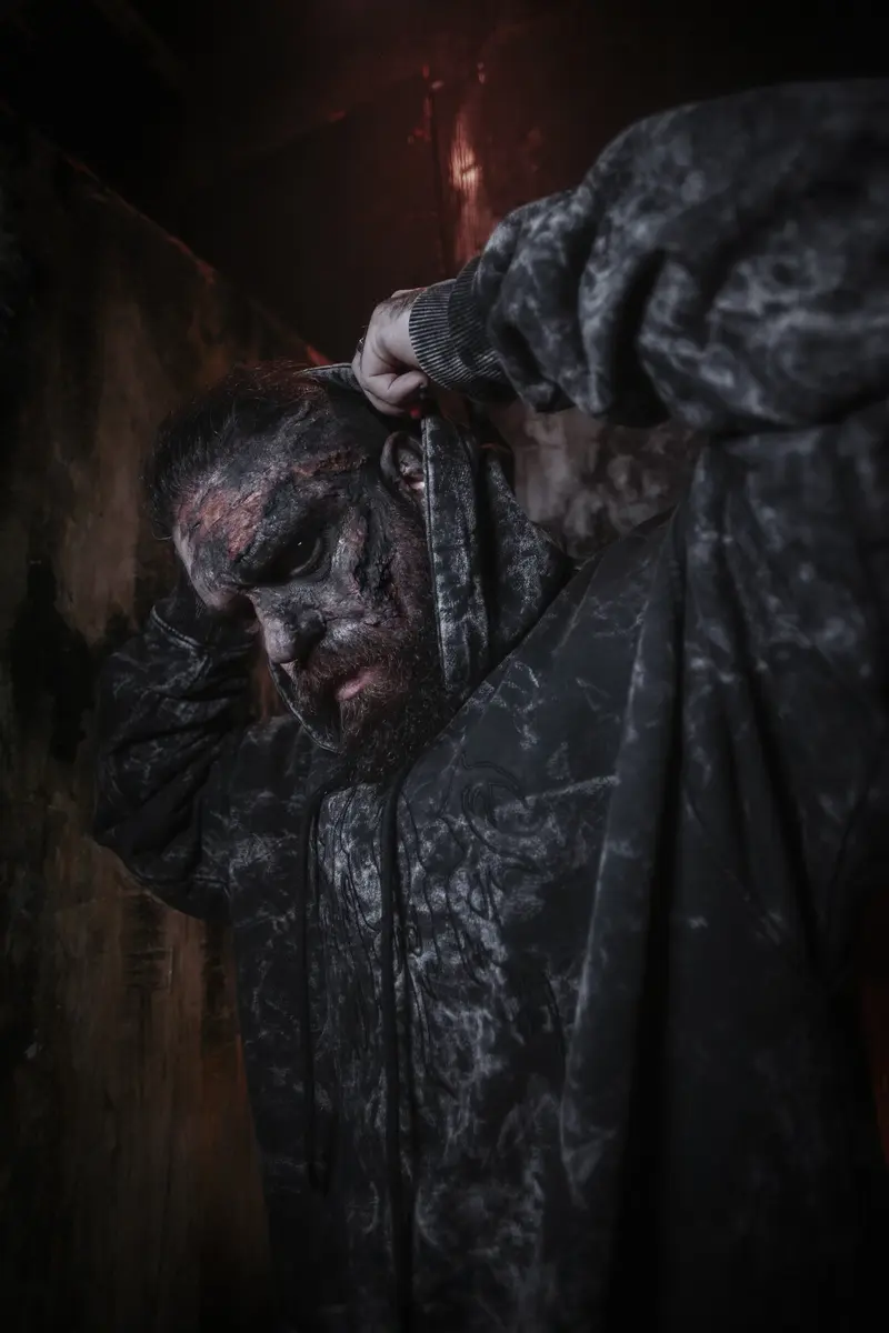 Чёрный мрамор с вышивкой