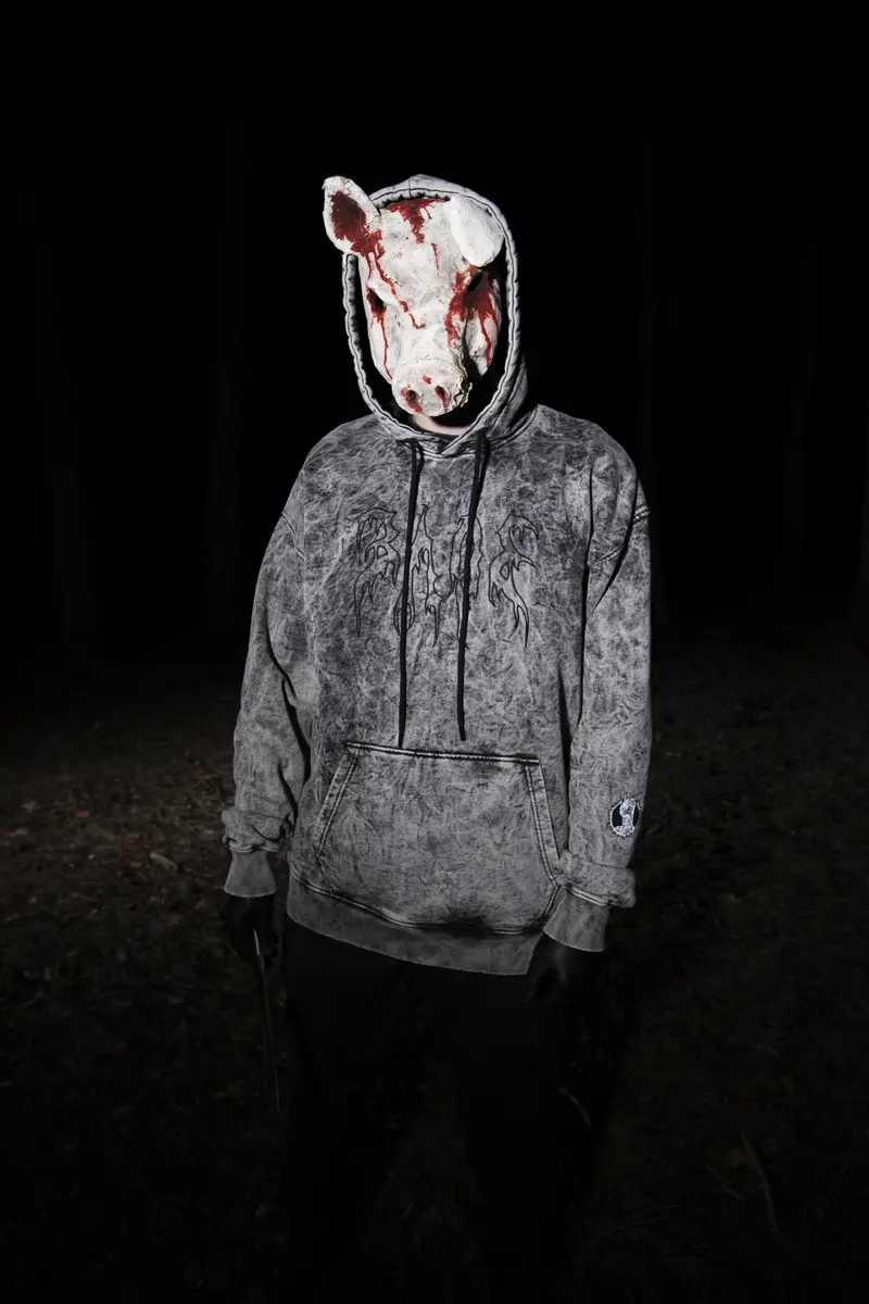 Серый мрамор с вышивкой