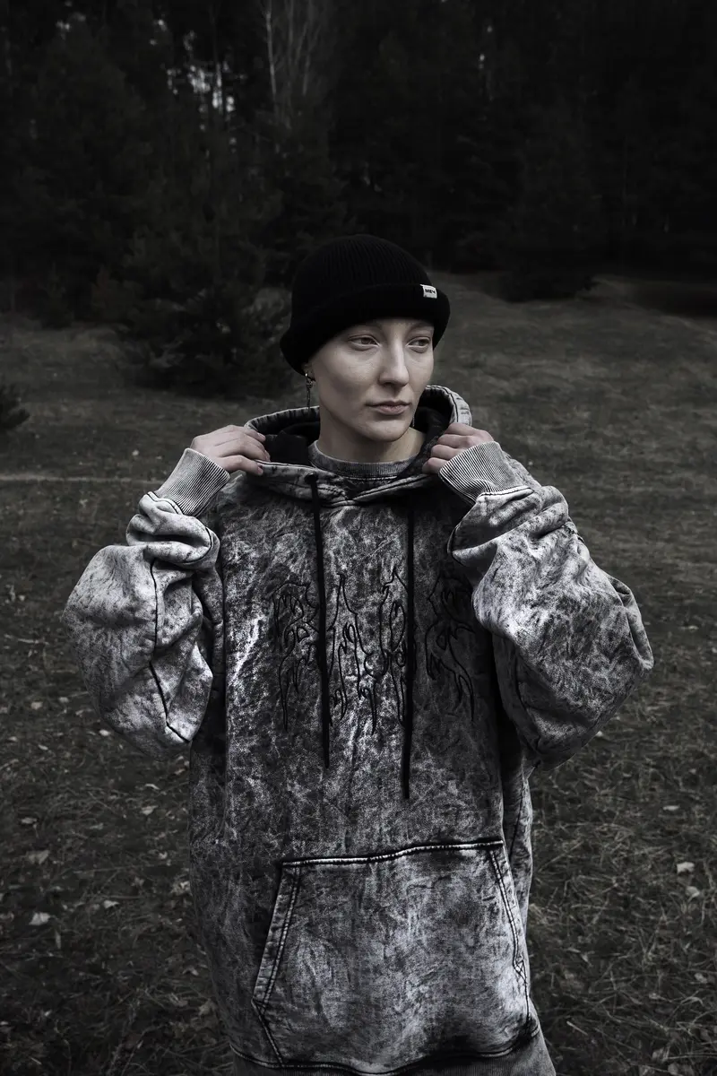 Серый мрамор с вышивкой